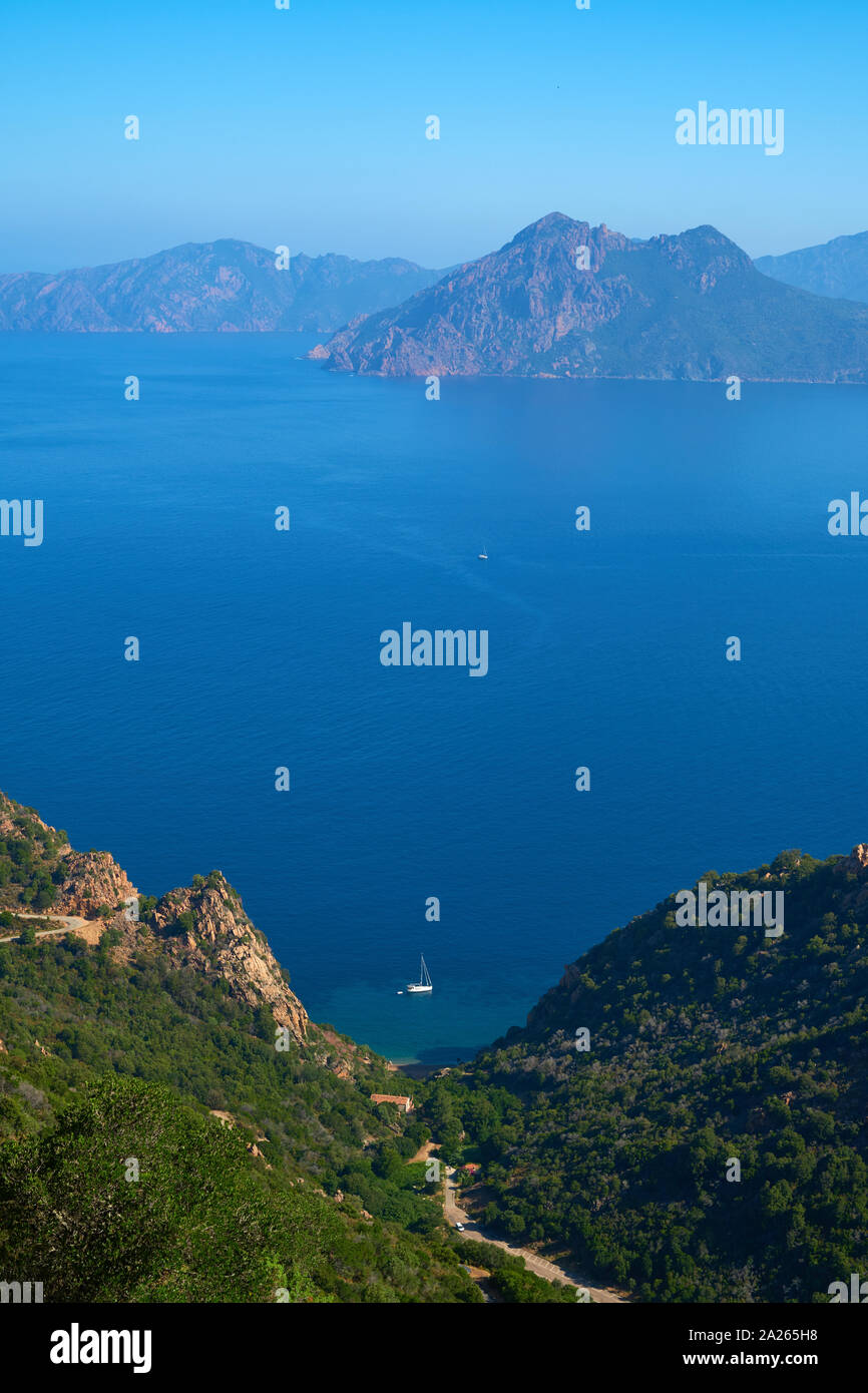 Les montagnes et la mer paysage avec un yacht à la location dans le golfe de Porto vue de Piana en Corse l'ouest méditérranéen. Banque D'Images
