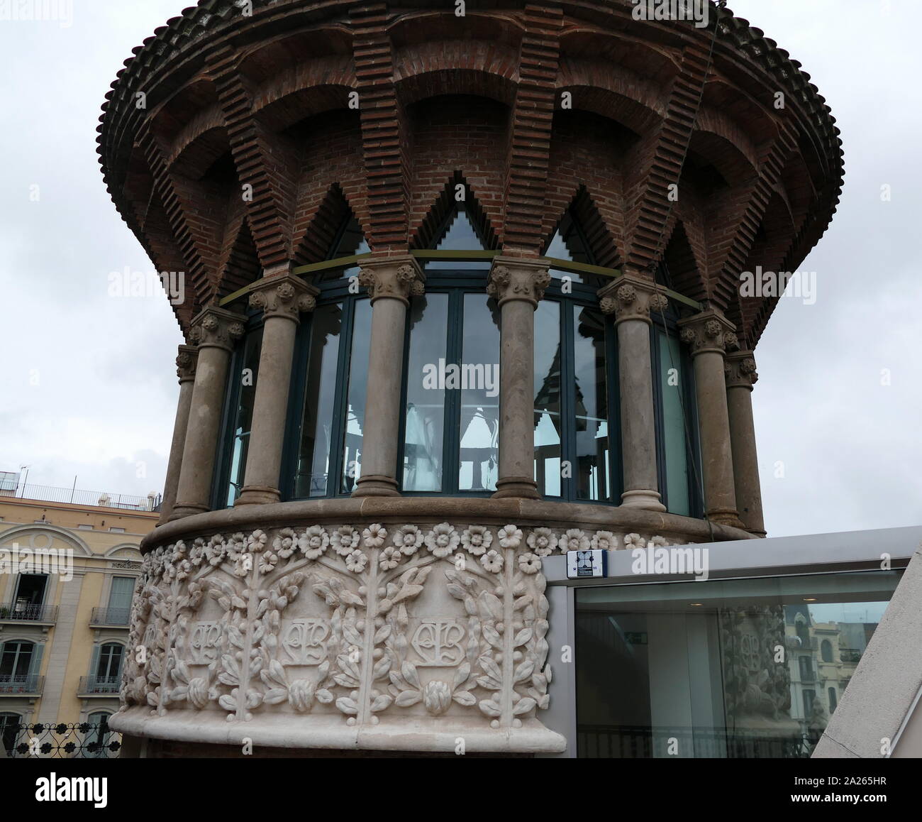 Détail de l'extérieur de la casa de les Punxes, conçu par l'architecte moderniste Josep Puig i Cadafalch. Construit dans le quartier de l'Eixample de Barcelone en 1905. Bartomeu Terradas Brutau commandé Josep Puig i Cadafalch de concevoir une maison pour chacun de ses trois soeurs, Angela, Josefa et Rosa. Le résultat était un bâtiment rappelle les anciens châteaux médiévaux. Banque D'Images