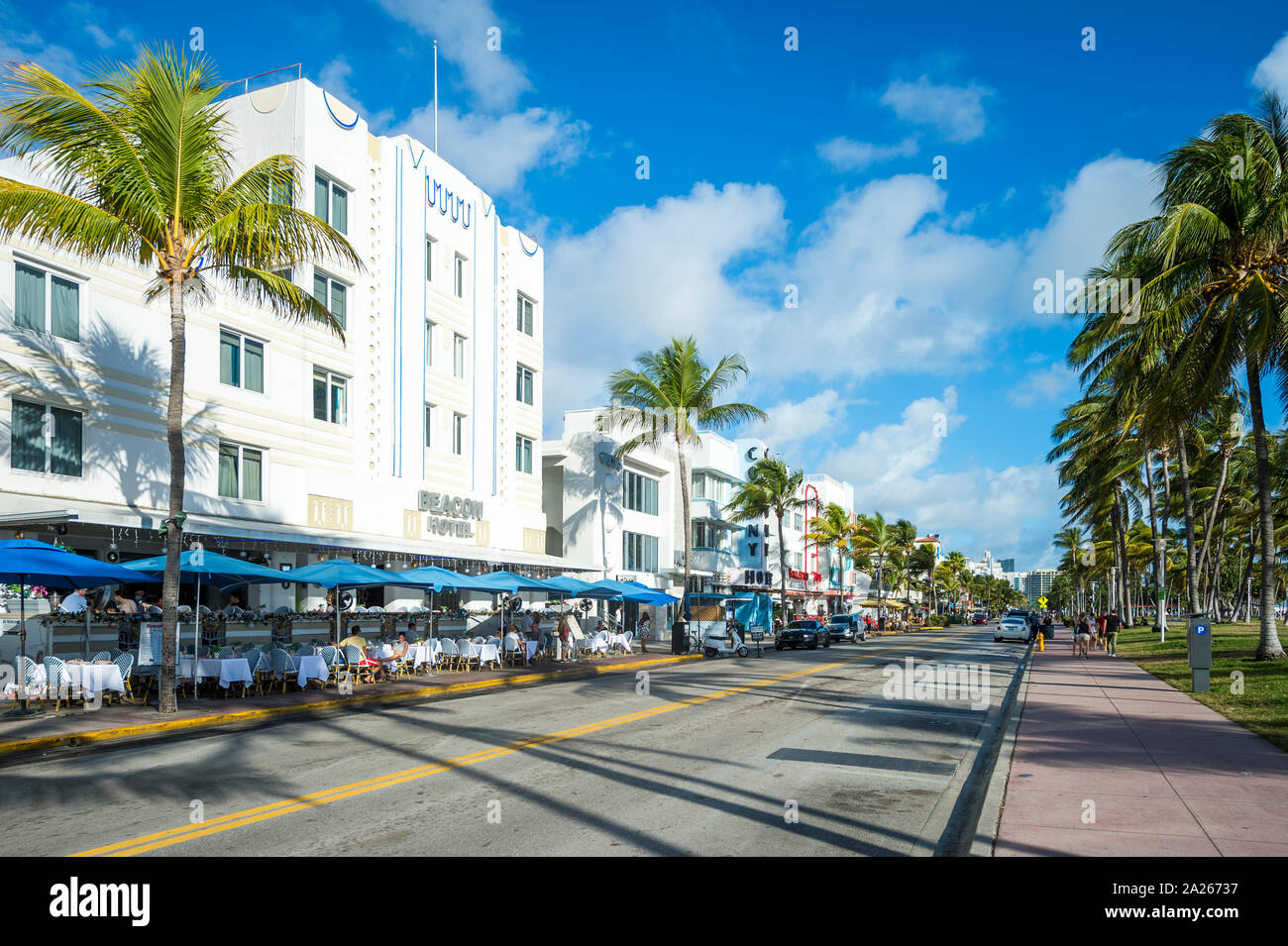 MIAMI - Septembre, 2018 : palmiers d'ombres dans l'ensemble petit-déjeuner tableaux figurant à cafés trottoirs bordant Ocean Drive à South Beach. Banque D'Images