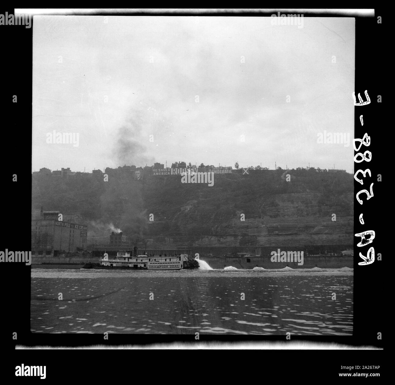 Septembre 1936 Date Titre Pittsburgh waterfront. Des rivières Allegheny et Monongahela, New York, Pittsburgh Coal Company's Steamboat ''Charbon Champion'' Note Titre et d'autres informations à partir de la légende carte. Transférer, United States. Office de Tourisme de la guerre de l'information. La division outre-mer photo. Washington Division ; 1944. Banque D'Images