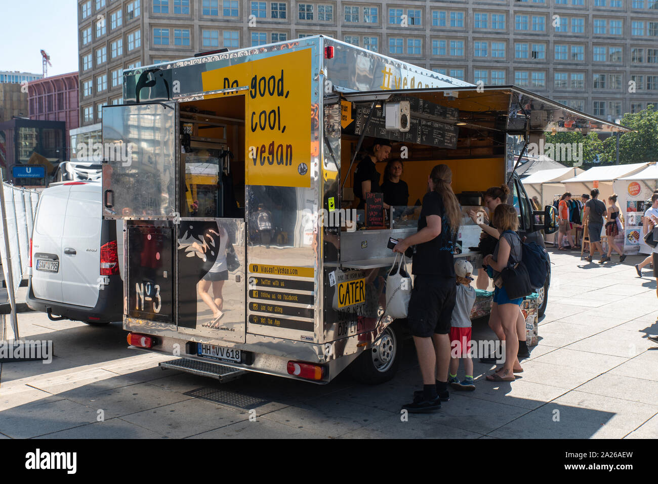 Nourriture Vegan-chariot sur l'Alexanderplatz, Berlin, Allemagne. Banque D'Images