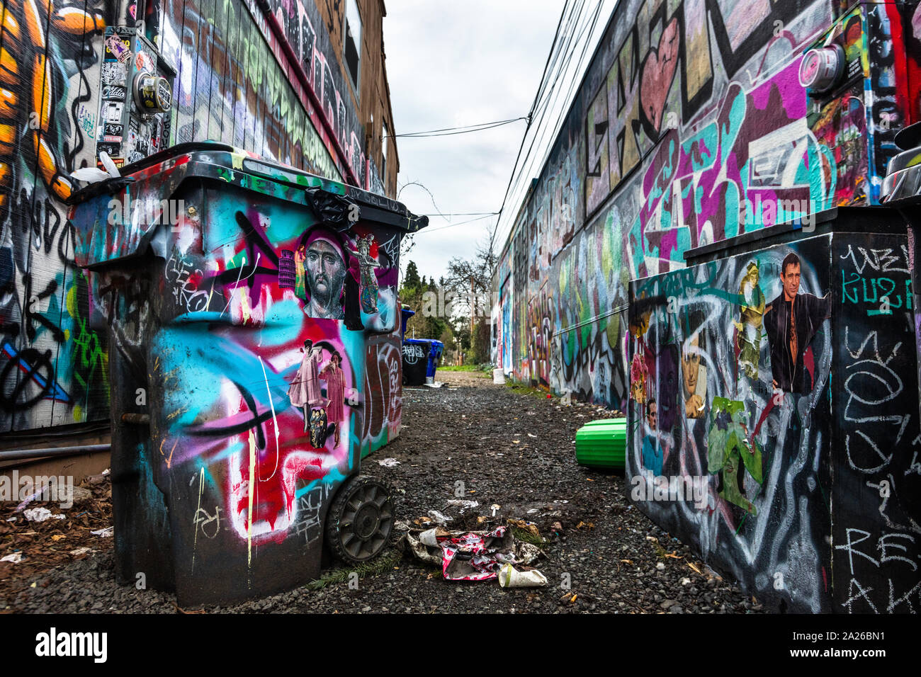 Rempli de graffiti dans la ruelle du quartier des arts de l'Alberta, Portland, Oregon, USA Banque D'Images