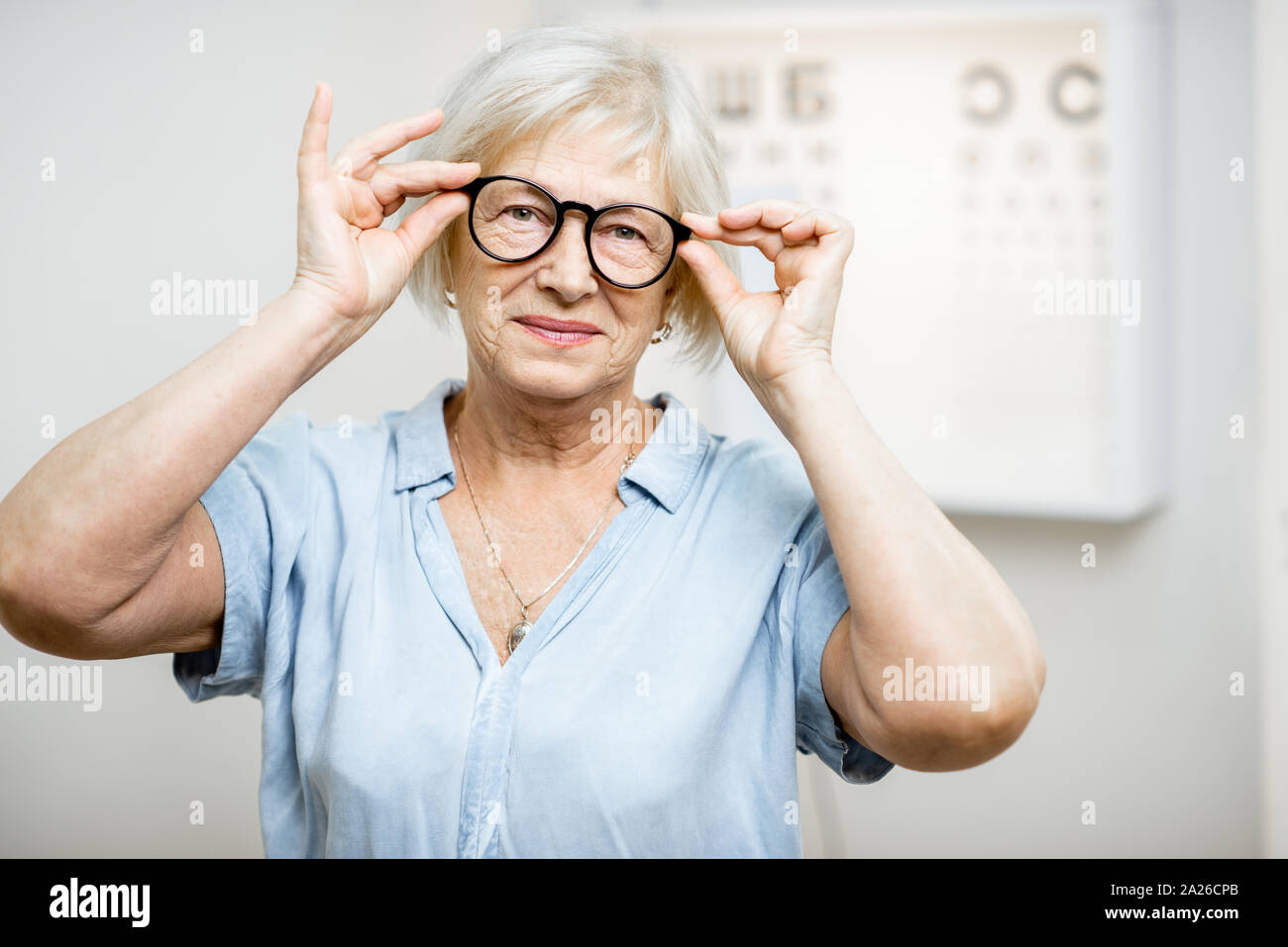 Portrait of a senior woman wearing eyeglasses en face de l'office en ophtalmologie. Concept de contrôle de la vue et de la sélection de verres Banque D'Images