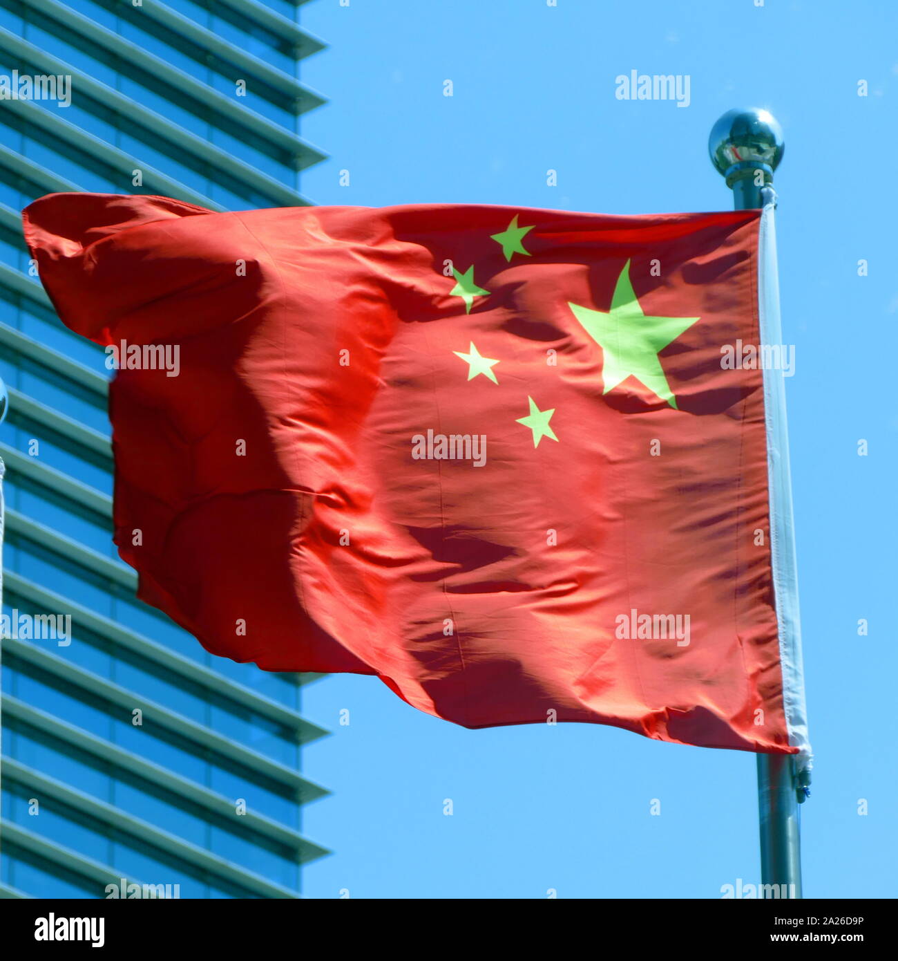 Le drapeau de la Chine, dispose d'une grande star, avec quatre étoiles plus petites. Le rouge représente la révolution communiste ; les cinq étoiles et leur relation représentent l'unité du peuple chinois sous la direction du Parti communiste chinois (PCC). Le premier drapeau a été hissé par l'Armée populaire de libération (APL) sur un poteau, donnant sur la place Tiananmen à Beijing le 1er octobre 1949, lors d'une cérémonie annonçant la création de la République populaire de Chine. Banque D'Images