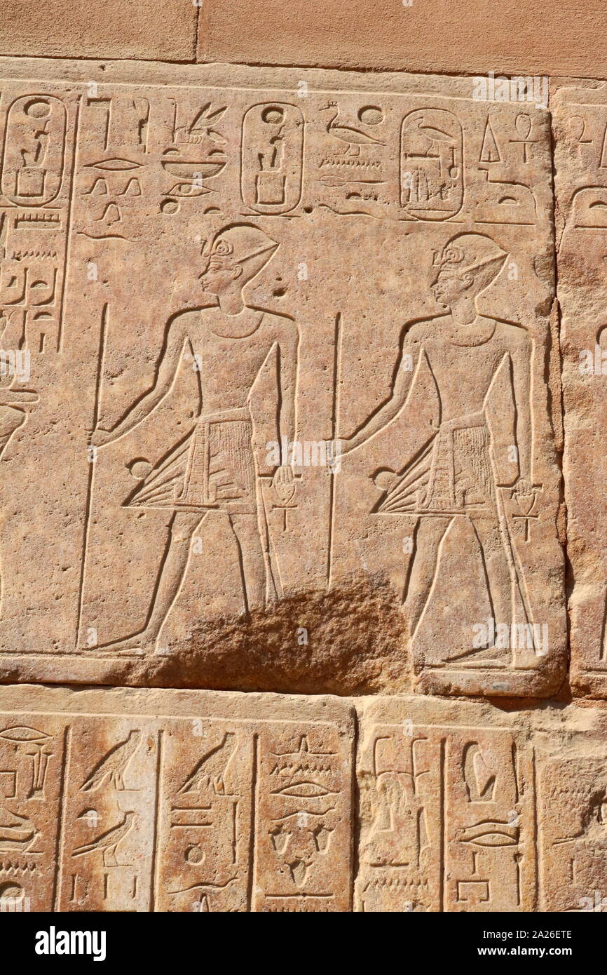 Une photographie prise de la chapelle rouge d'Hatchepsout (la chapelle rouge) construite initialement comme une barque de culte pendant le règne d'Hatshepsout, le cinquième pharaon de la xviiie dynastie de l'Egypte ancienne et a décidé d'environ 1479 à 1458 BC. Bien qu'il avaient été démolies et les pièces ont été réutilisés dans l'antiquité, redécouverte suivants, la chapelle a été reconstruite en utilisant ses matériaux d'origine. Son emplacement d'origine est pensé pour avoir été dans la cour centrale du temple d'Amon à Karnak, près de Thèbes. Banque D'Images