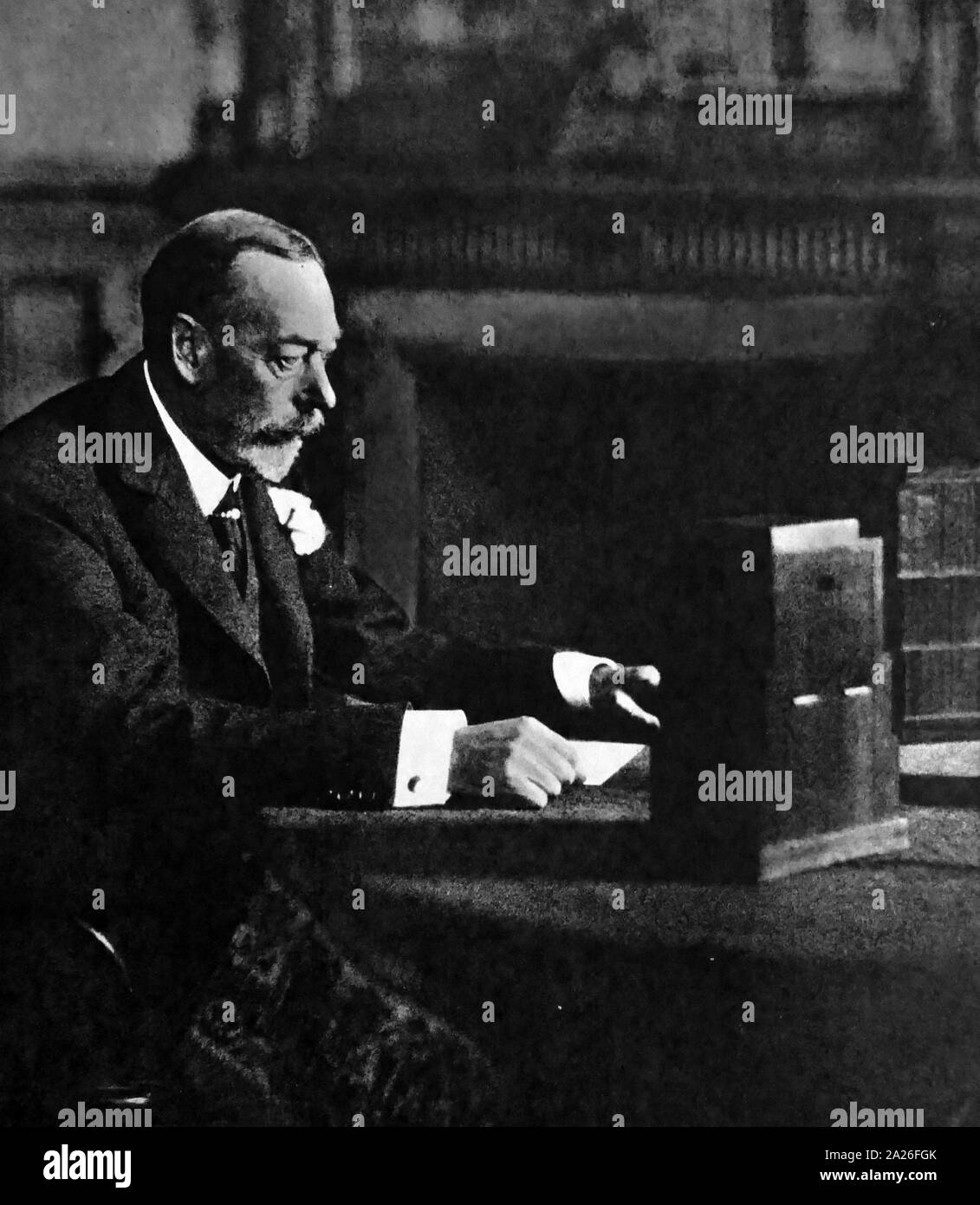 Le roi britannique, George V, ce qui donne le message de Noël Royal 1934 par radio. Banque D'Images