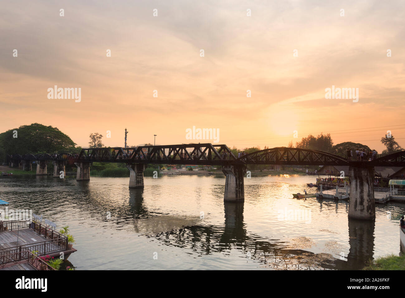 Pont de la rivière Kwai à Kanchanaburi, Thaïlande Banque D'Images