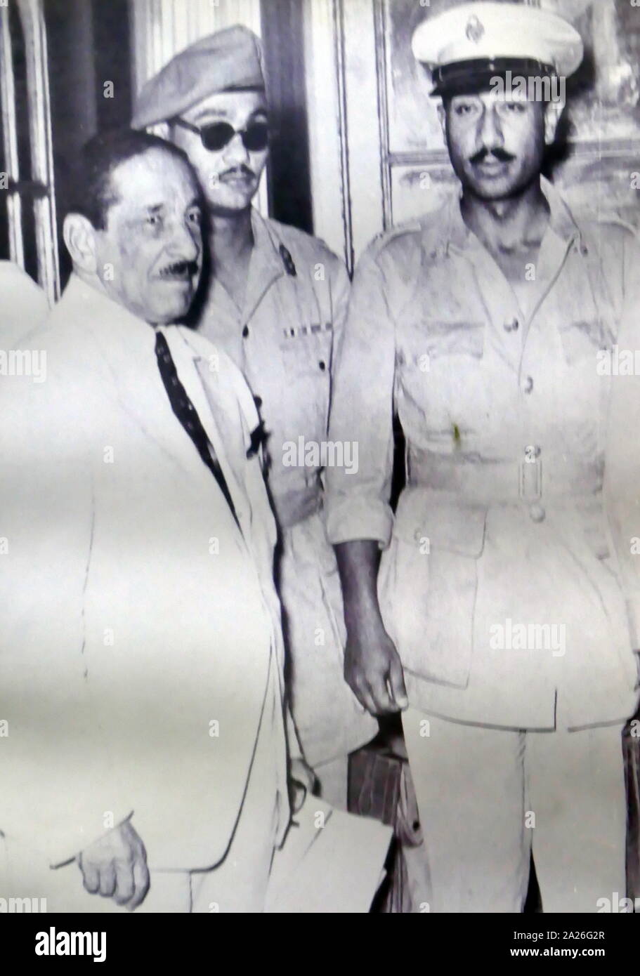 De gauche à droite : Ali Maher, Salah Salem et Anwar Sadate. Premier ministre Maher d'Égypte a reçu de Sadate et Saleh l'abdication de termes pour le roi Farouk durant la Révolution de 1952. Sadate est devenu président de l'Égypte, de 1970 jusqu'à son assassinat par des officiers de l'armée intégriste le 6 octobre 1981. Banque D'Images