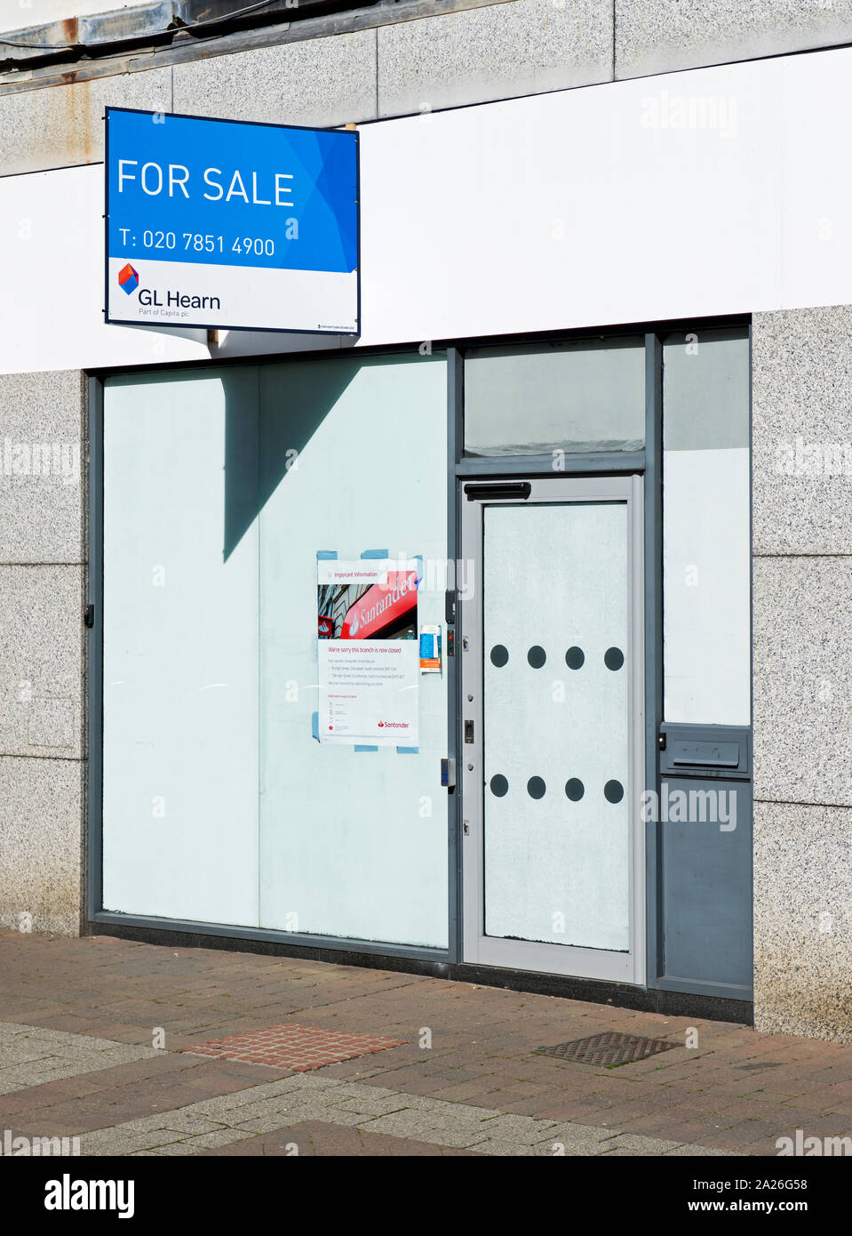 Signes sur une branche de la Banque Santander, informant les clients qu'il a fermé, en Angleterre, Royaume-Uni Banque D'Images
