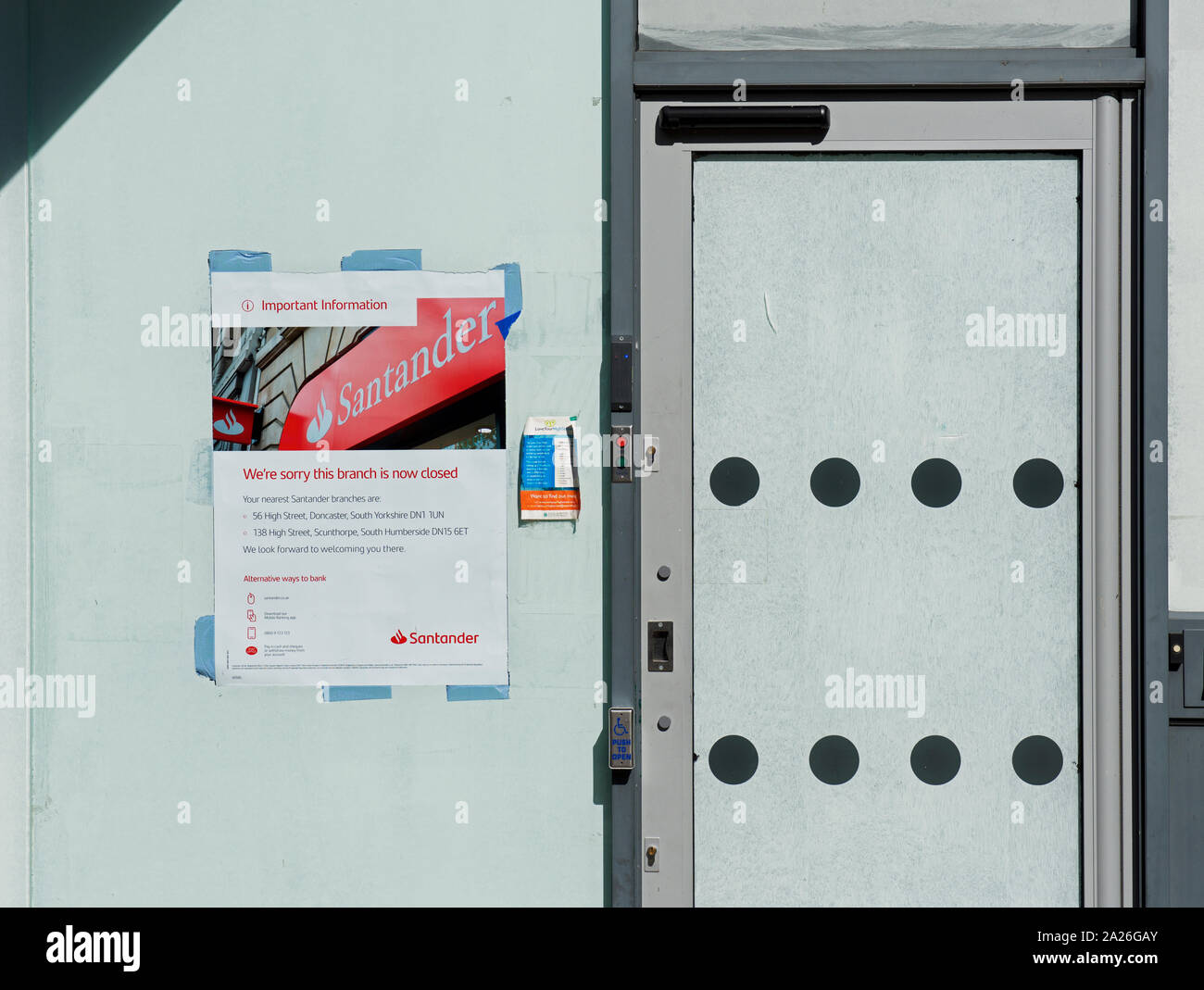 Signes sur une branche de la Banque Santander, informant les clients qu'il a fermé, en Angleterre, Royaume-Uni Banque D'Images