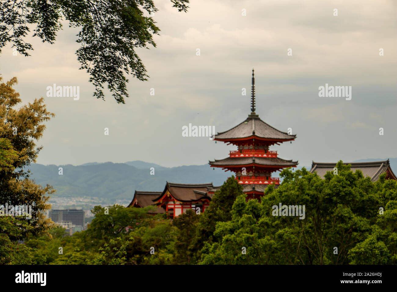 Vue impressionnante sur la ville de Kyoto à la Pagode du Temple Kiyomizu-dera au Japon Banque D'Images