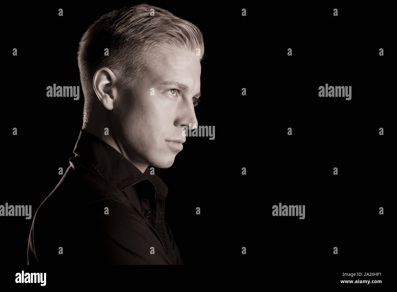 Profil noir et blanc portrait d'homme séduisant, clé faible. Banque D'Images