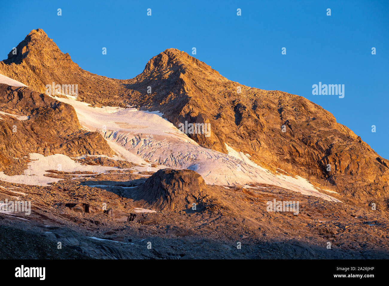 Reichenspitzgruppe. Reichenspitze point culminant. La lumière du soleil lever du soleil sur les glaciers et sommets. Alpes de Zillertal. Parc national de Hohe Tauern. Alpes autrichiennes. Banque D'Images