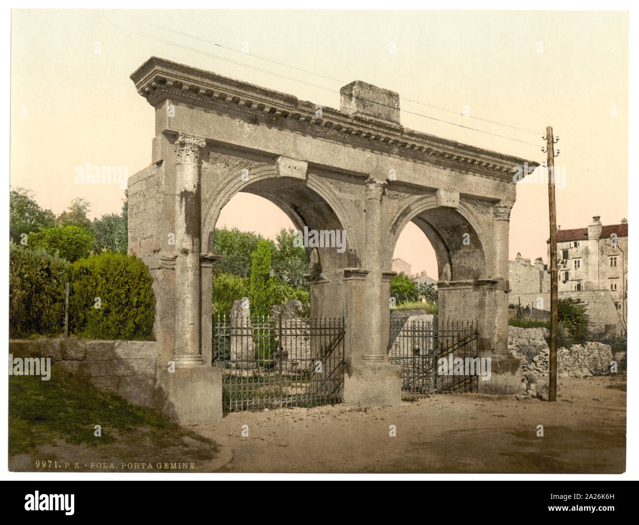 Pola, Germine Gate (c.-à-d., Porta Gemina), l'Istrie, Autriche-hongrie ; fait partie de : Vues de l'Empire austro-hongrois à l'Photochrom collection imprimée. ; titre de la Detroit Publishing Co., catalogue J-section étrangère, Detroit, Michigan : Detroit Publishing Company, 1905 ; n° d'impression. 9971. ; Banque D'Images