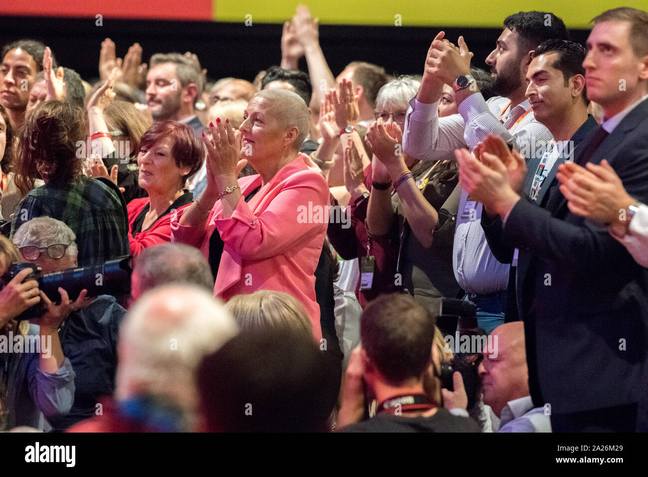 Les membres du Parti du travail et les délégués applaudir, applaudir et donner une ovation debout à la conférence annuelle 2019, Brighton, UK. Banque D'Images