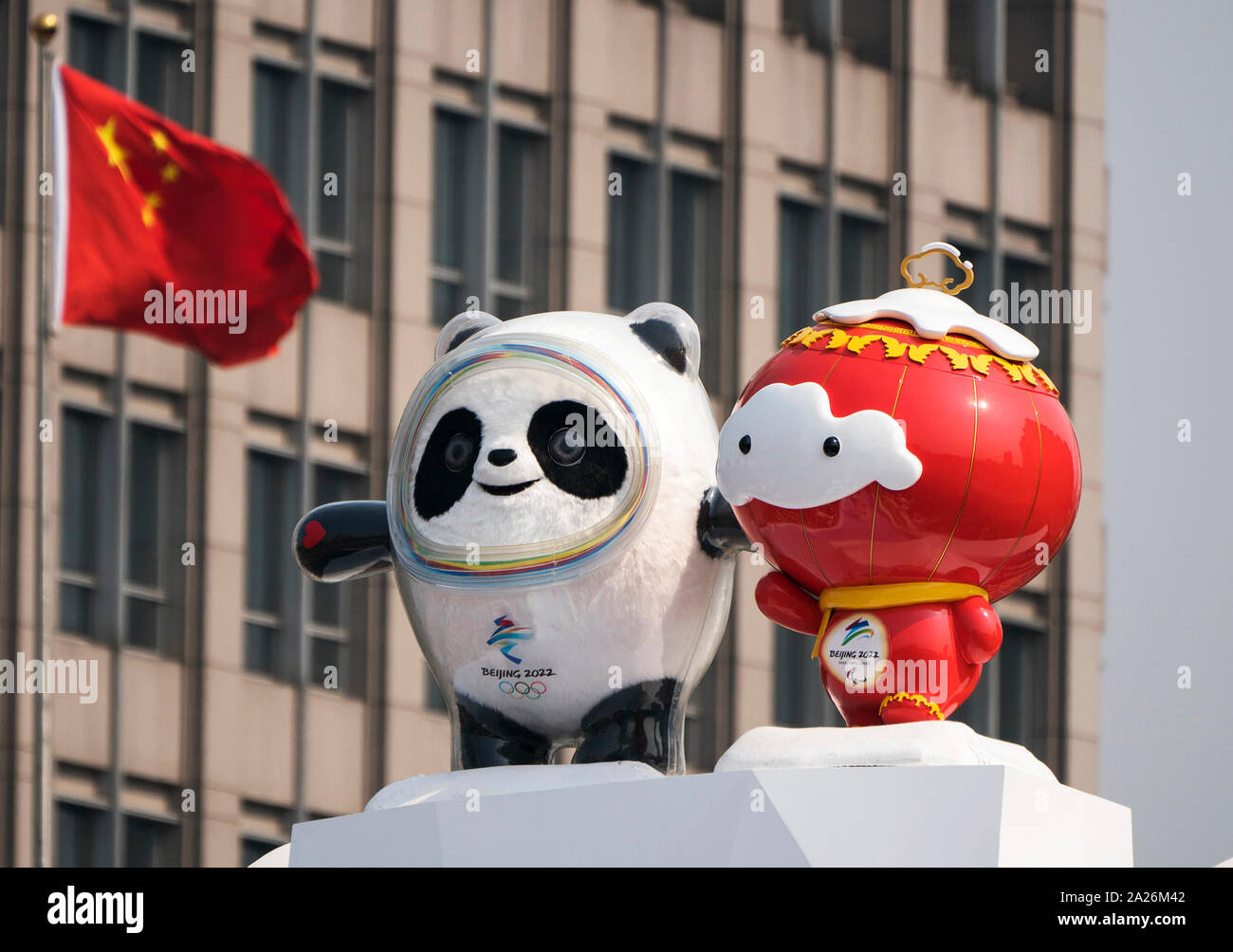 Beijing, Chine. 1 octobre, 2019. Un flotteur en soulignant les mascottes de Beijing 2022 Jeux Olympiques d'hiver, prend part à un apparat de masse célébrant le 70e anniversaire de la fondation de la République populaire de Chine (RPC) à Beijing, capitale de Chine, le 1er octobre 2019. Credit : Zhang Haofu/Xinhua/Alamy Live News Banque D'Images