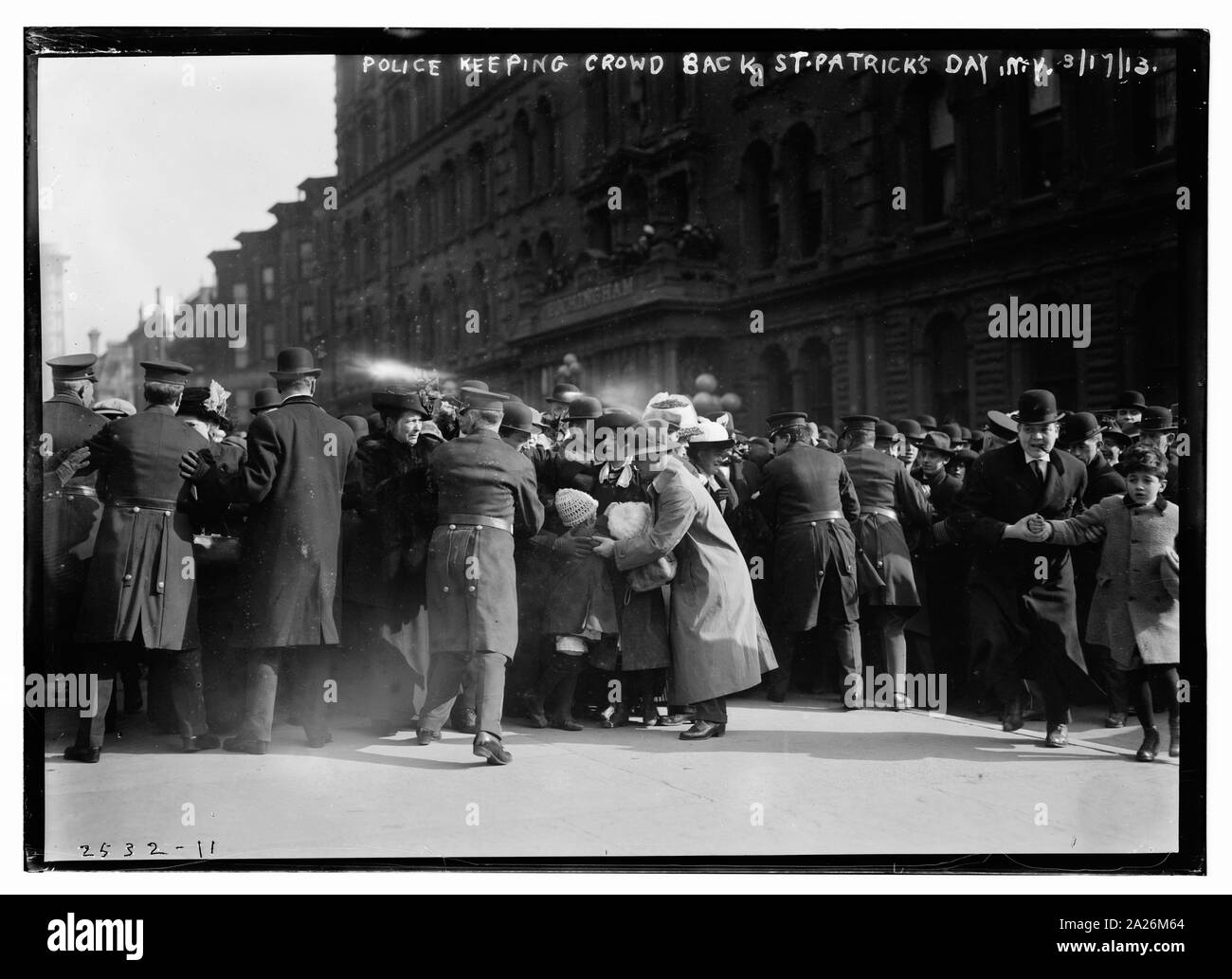 Maintien de la police foule St., Pat. 24, 1913 Banque D'Images
