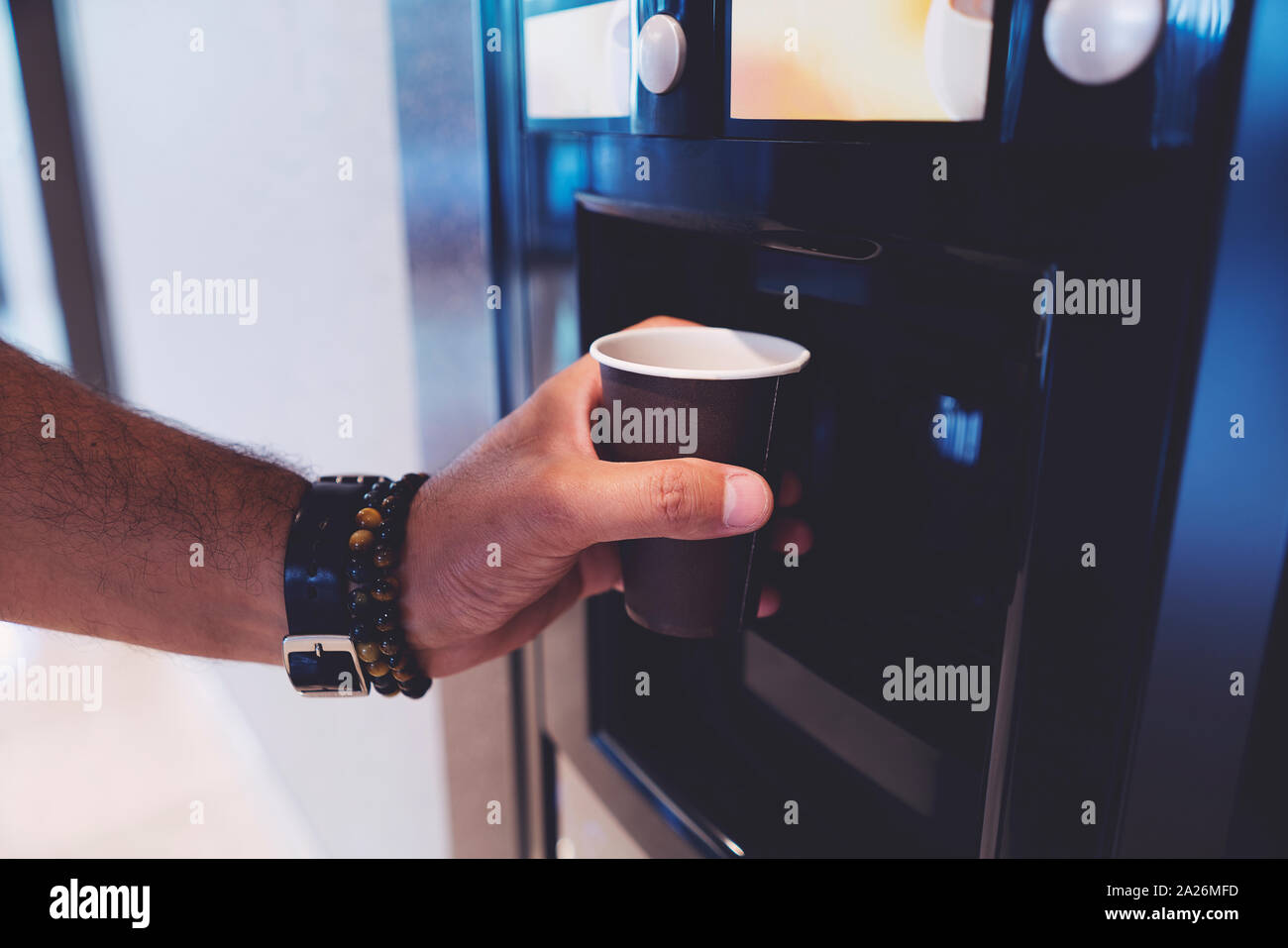 L'homme part avec machine à café, distributeur de café Banque D'Images