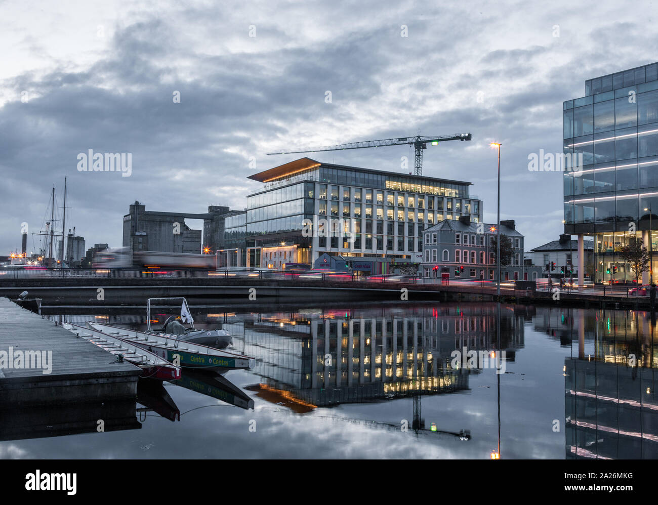 La ville de Cork, Cork, Irlande. 01 octobre, 2019. Avertissements d'inondations ont été émis pour le centre-ville de Cork que les immeubles de bureaux,un certain Albert Quay et Navigation Square se reflètent dans la rivière Lee au cours d'une marée haute à Cork Ciry, Cork, Irlande. - Crédit ; David Creedon / Alamy Live News Banque D'Images