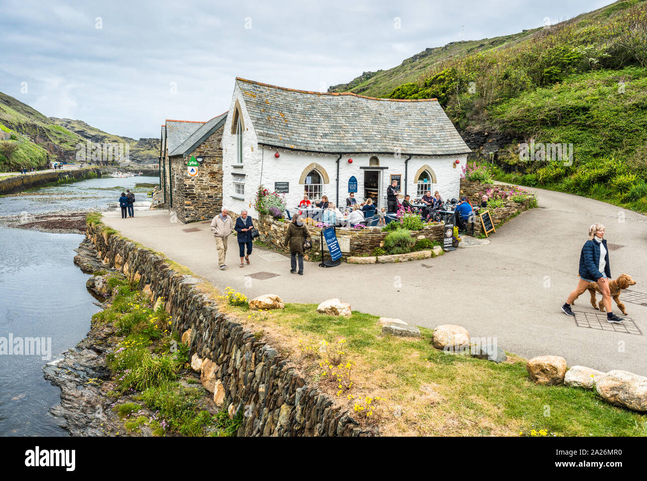L'Harbour Light House, un bâtiment du 16e siècle, maintenant une boutique et un café et à côté, le YHA Boscastle harbour, Cornwall, en Angleterre, Royaume-Uni Banque D'Images