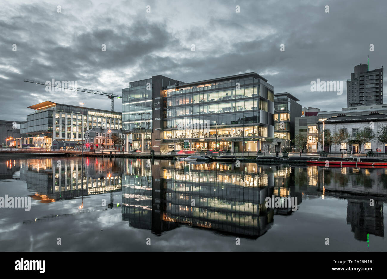 La ville de Cork, Cork, Irlande. 01 octobre, 2019. Avertissements d'inondations ont été émis pour le centre-ville de Cork que les immeubles de bureaux,un certain Albert Quay et Navigation Square se reflètent dans la rivière Lee au cours d'une marée haute à Cork Ciry, Cork, Irlande. - Crédit ; David Creedon / Alamy Live News Banque D'Images