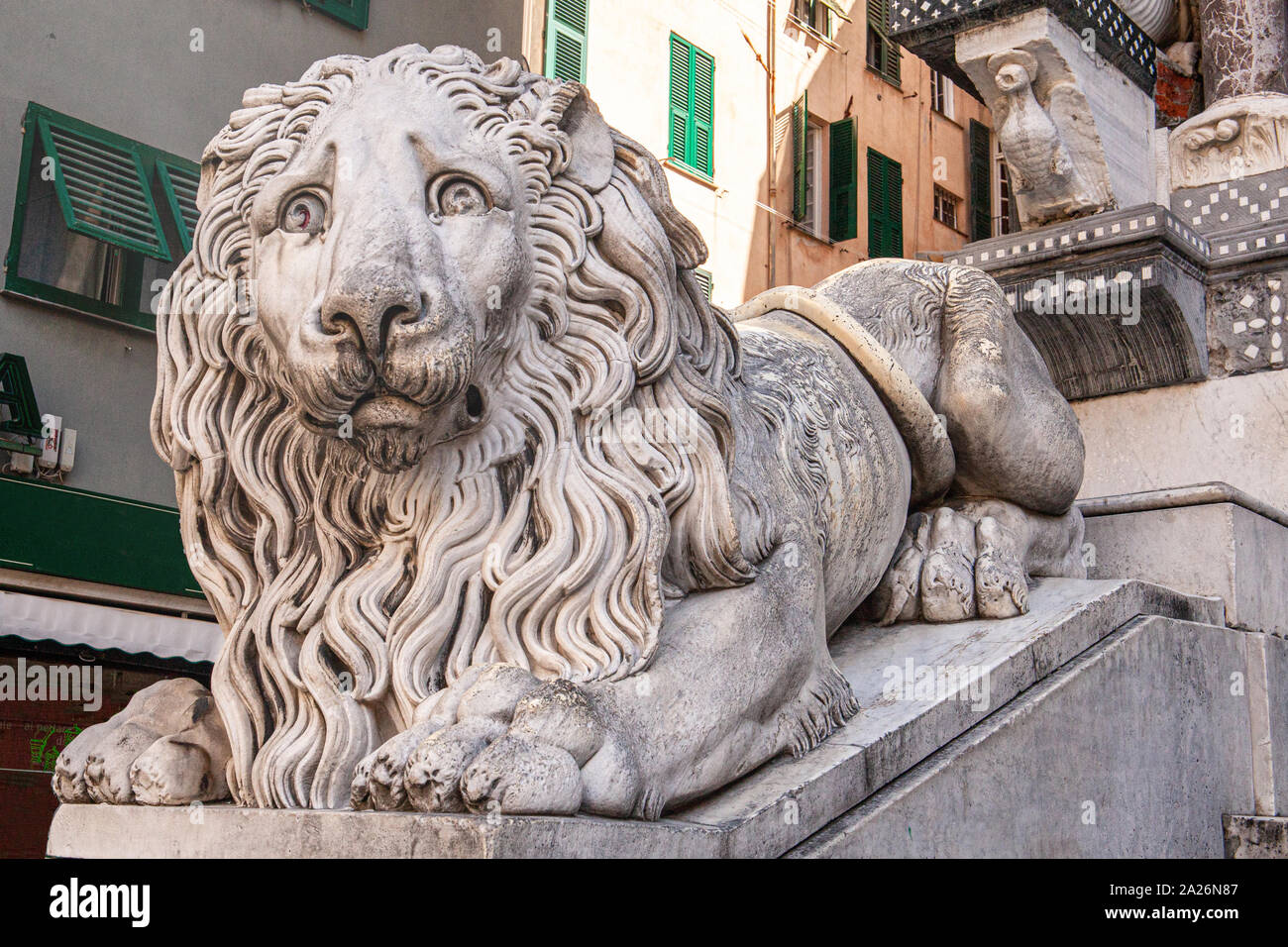 Sculpture de lion à l'entrée de la cathédrale Saint-Laurent (San Lorenzo) à Gênes en Italie Banque D'Images