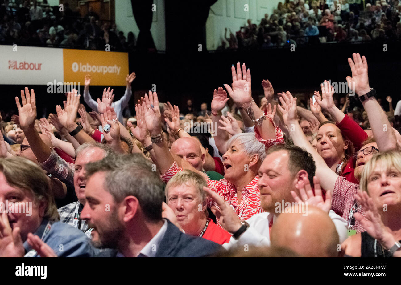 Les membres du Parti du travail et les délégués applaudir, applaudir et donner une ovation debout à la conférence annuelle 2019, Brighton, UK. Banque D'Images