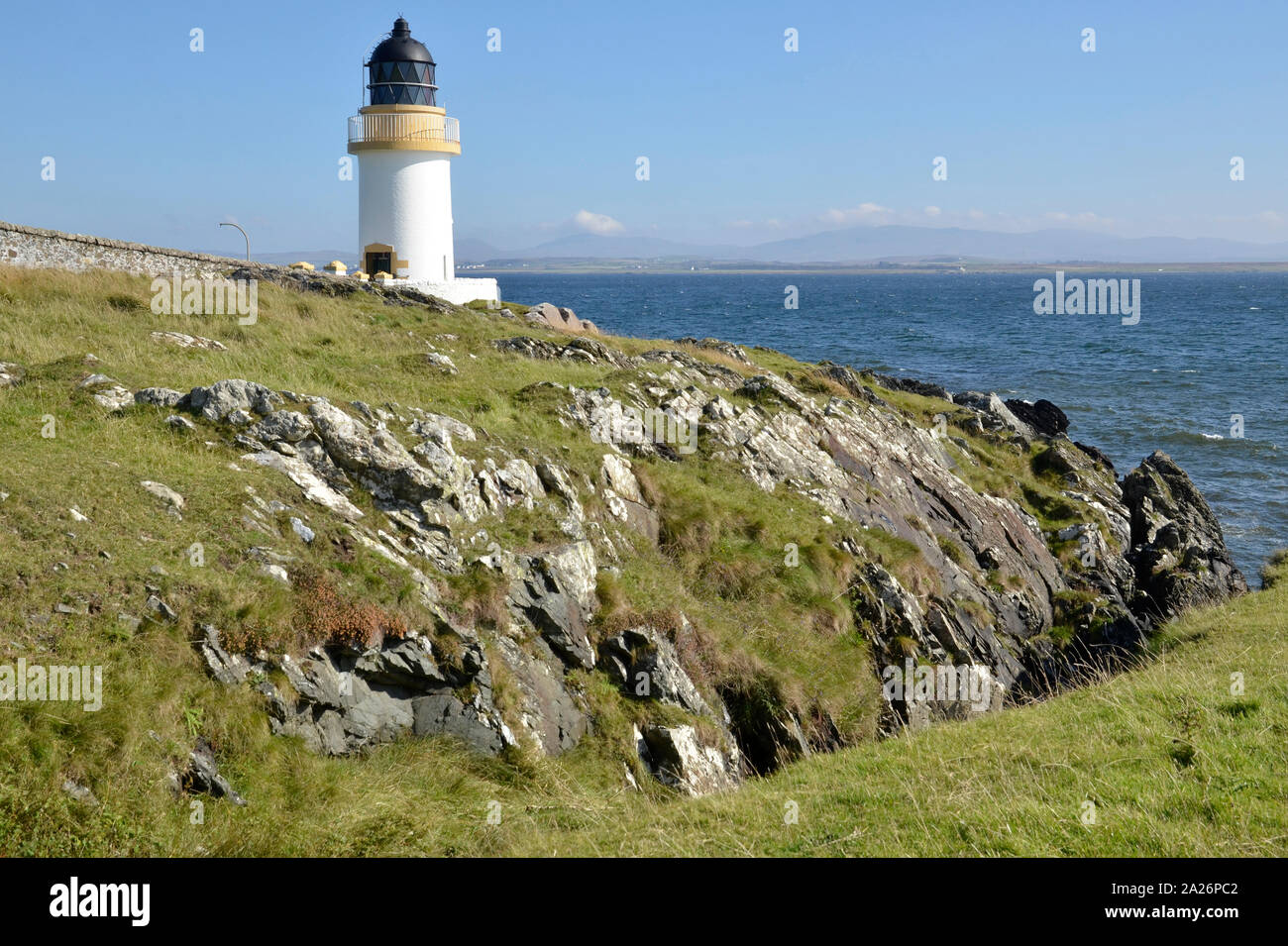 Le Loch Indaal phare de Port Charlotte, sur la côte de l'île écossaise d'Islay. Banque D'Images