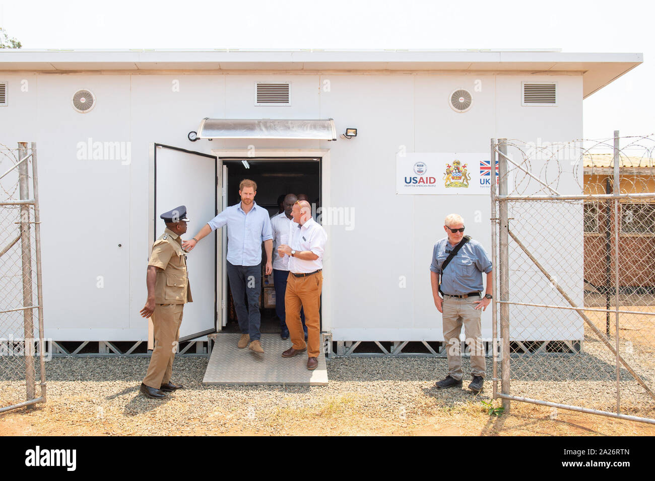 Le duc de Sussex vues une réputation en boîte, de l'installation utilisée pour le stockage à température contrôlée de fournitures médicales, lors de visites la Mauwa Health Centre, à Blantyre, Malawi, le neuvième jour de la tournée royale de l'Afrique. Banque D'Images