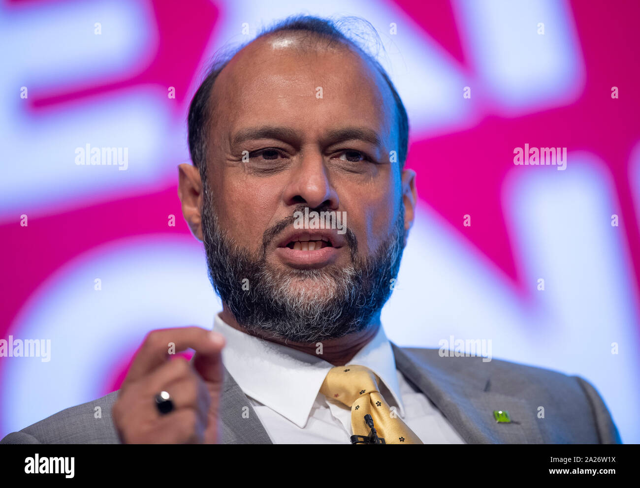 Manchester, UK. 1 octobre, 2019. Javed Khan, chef de l'exécutif de Barnardo, parle à la troisième journée du congrès du parti conservateur à Manchester. Credit : Russell Hart/Alamy Live News Banque D'Images