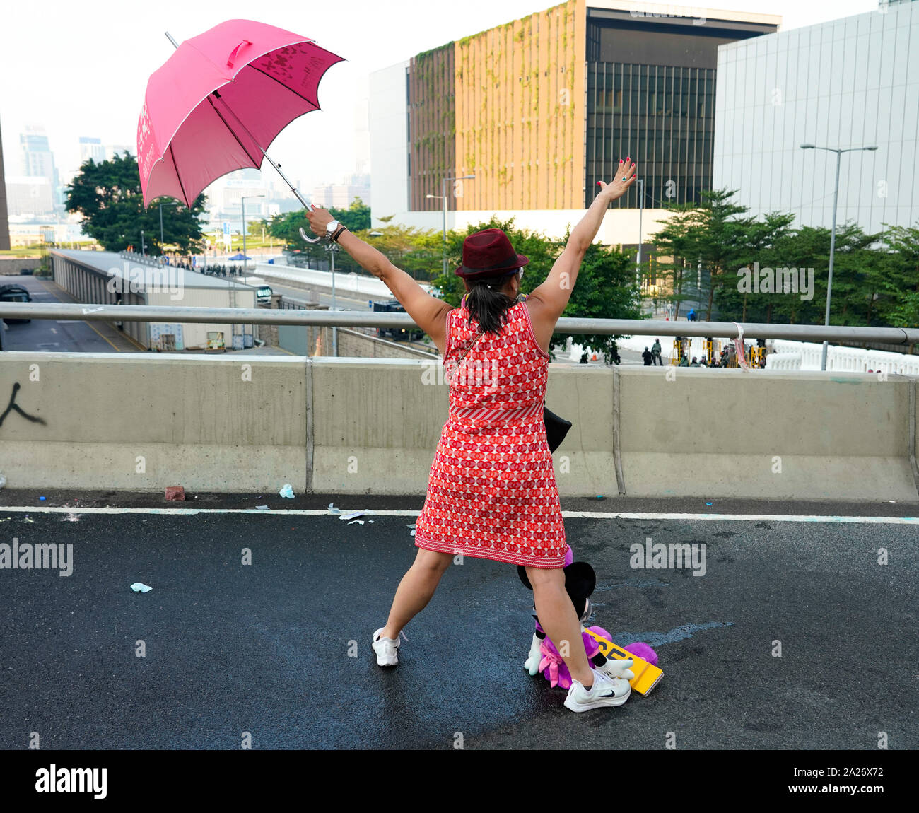 Hong Kong. 1 octobre 2019. Après une marche pacifique à travers l'île de Hong Kong d'un volume estimé de 100 000 partisans de la démocratie pro, violents ont éclaté à Tamar, l'Amirauté et déplacé dans le quartier de Wanchai. La police a utilisé des gaz lacrymogènes et des canons à eau et de matraques. Groupe noyau dur allumé des incendies, ont lancé des briques et des cocktails Molotov sur la police. La violence continue en soirée. Femme criant à la police pour arrêter la violence. Iain Masterton/Alamy Live News. Banque D'Images