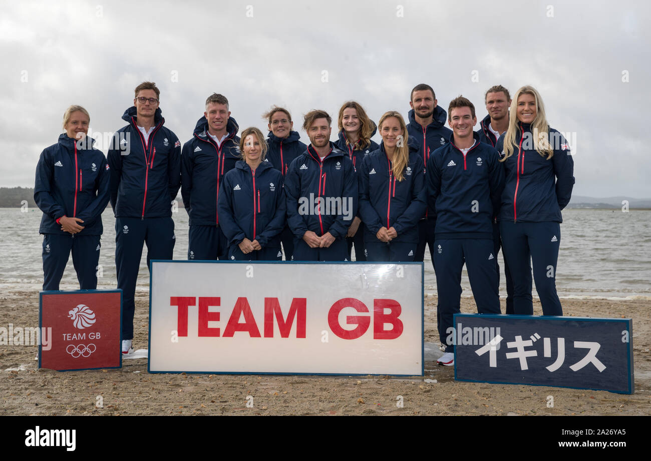 De gauche à droite, la société britannique Emma Wilson, Chris Grube, Stuart Bithell, Hannah Mills, Alison Young, Luke Patience, Eilidh MCINTYRE, Charlotte Dobson, Giles Scott, Dylan, Tom Fletcher Squires et Saskia Tidey au cours de l'équipe Go Tokyo 2020 sailing team annonce à Rockley Park Haven Park, Poole. Banque D'Images