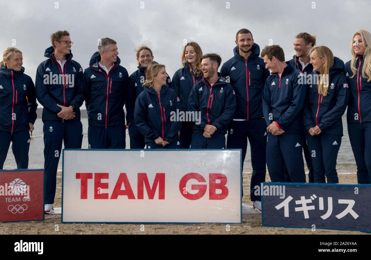 De gauche à droite, la société britannique Emma Wilson, Chris Grube, Stuart Bithell, Alison Young, Hannah Mills, Eilidh MCINTYRE, Luke Patience, Giles Scott, Dylan, Tom Fletcher Squires, Saskia Tidey et Charlotte Dobson au cours de l'équipe Go Tokyo 2020 sailing team annonce à Rockley Park Haven Park, Poole. Banque D'Images