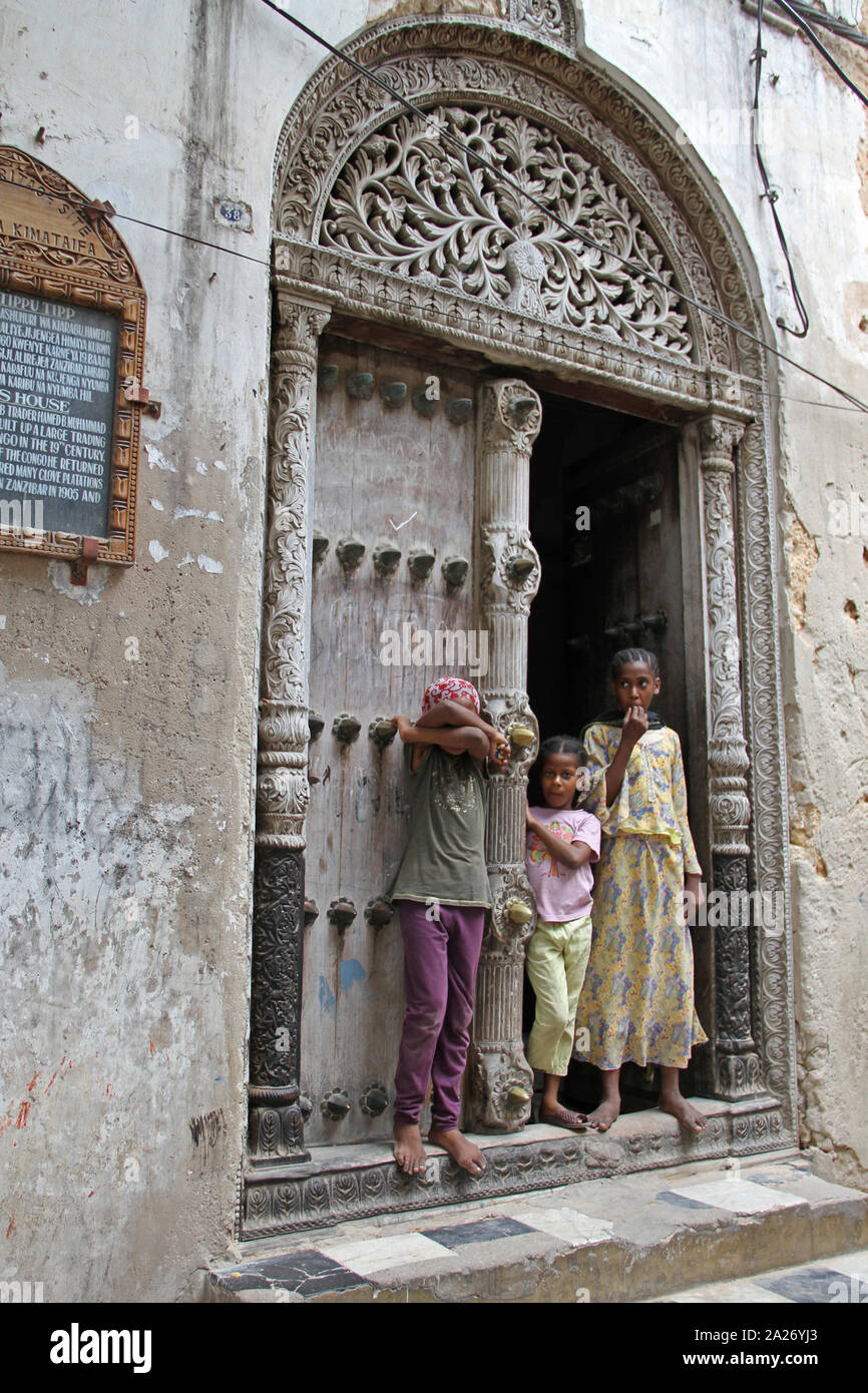 Porte d'entrée de style arabe, la maison de Tippu Tip porte sculptée de l'art, le suicide Alley, Stone Town, Zanzibar, Tanzanie, l'île d'Unguja. Banque D'Images