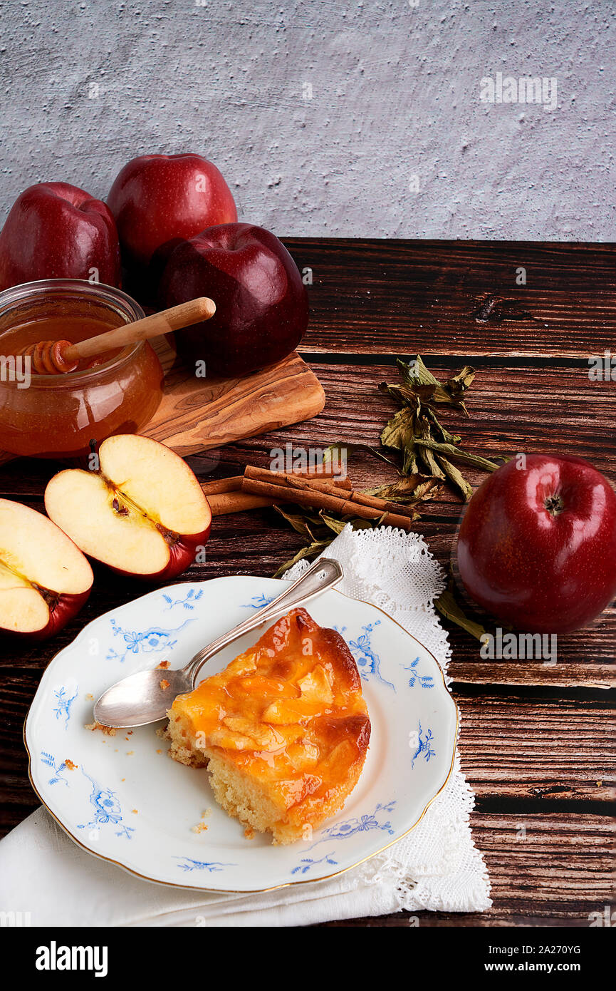 De style européen maison tarte aux pommes. Accompagné de pommes fraîches et fond de bois. Banque D'Images