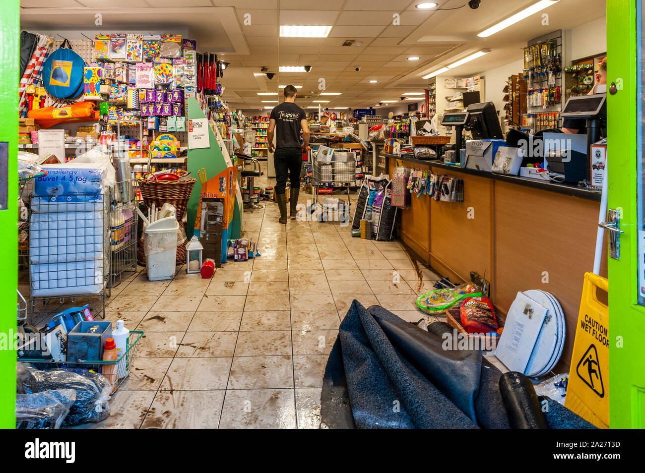 Schull, West Cork, Irlande. 1 octobre, 2019. Boutiques dans l'Schull Rue principale ont été frappés durement par les eaux boueuses de ce matin. À environ 4h00, s'écoule dans la rue ne pouvait pas gérer plus d'une pluie torrentielle et, en raison d'être bloqué avec des feuilles et de limon, a débordé provoquant un certain nombre de boutiques d'inondation. Brosnan's Hardware a été frappé particulièrement mal. Credit : Andy Gibson/Alamy Live News. Banque D'Images