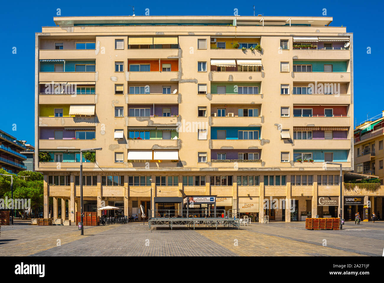 Arlecchino palace à la place principale , 'Piazza Salotto'. Pescara Banque D'Images