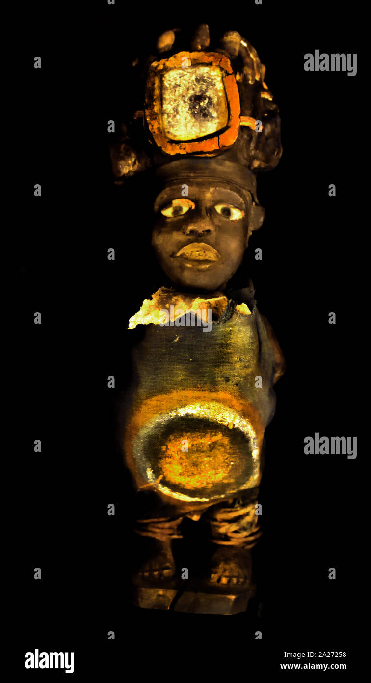 Statuette magique avant 1933, la culture Woyo - Ho, (nom vernaculaire : Bumba ma zi) Afrique - Afrique centrale - Angola - Cabinda , africain. Banque D'Images