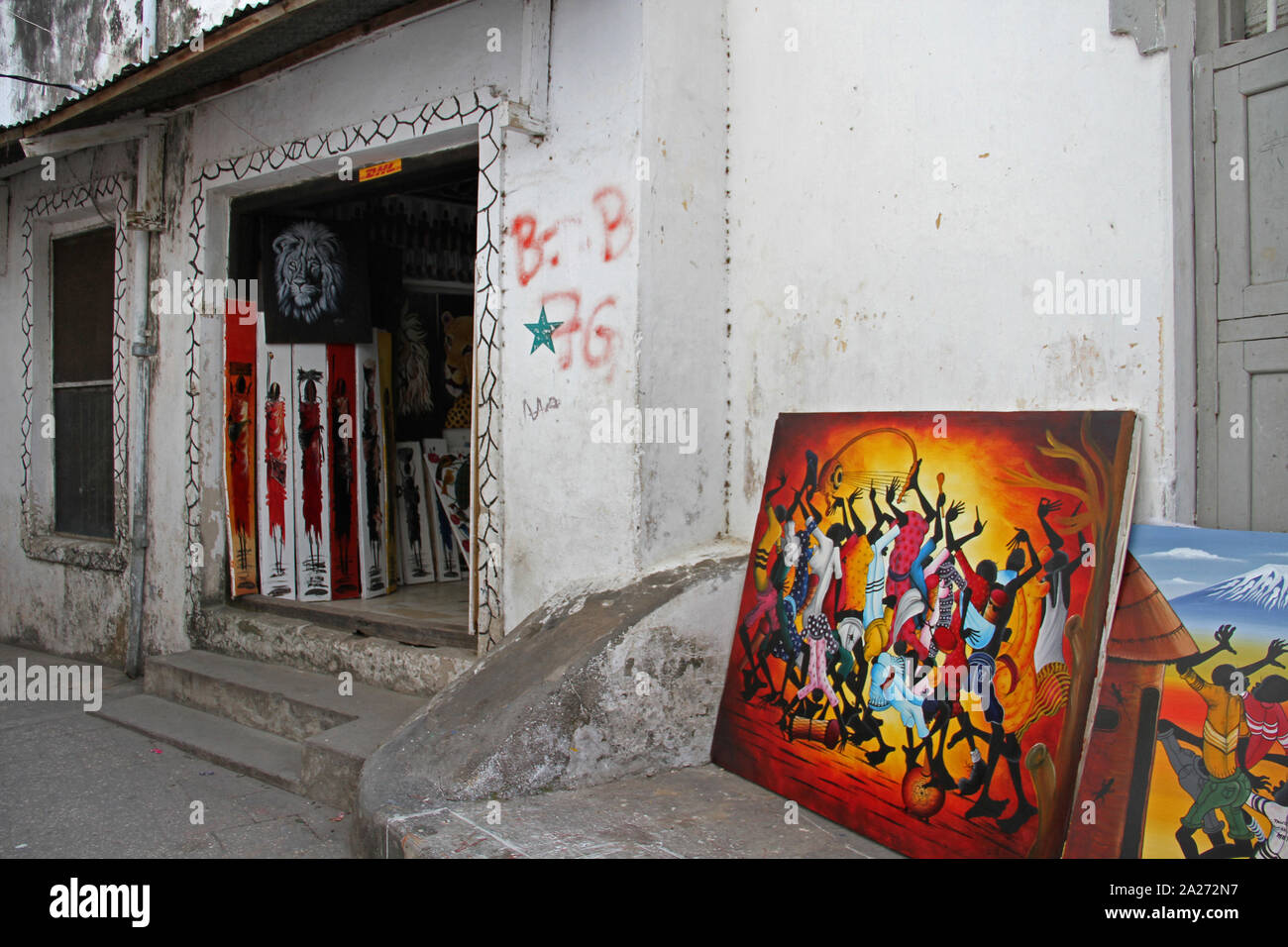 Peinture à vendre dans un marché rural cadeaux, Stone Town, Zanzibar, Tanzanie, l'île d'Unguja. Banque D'Images