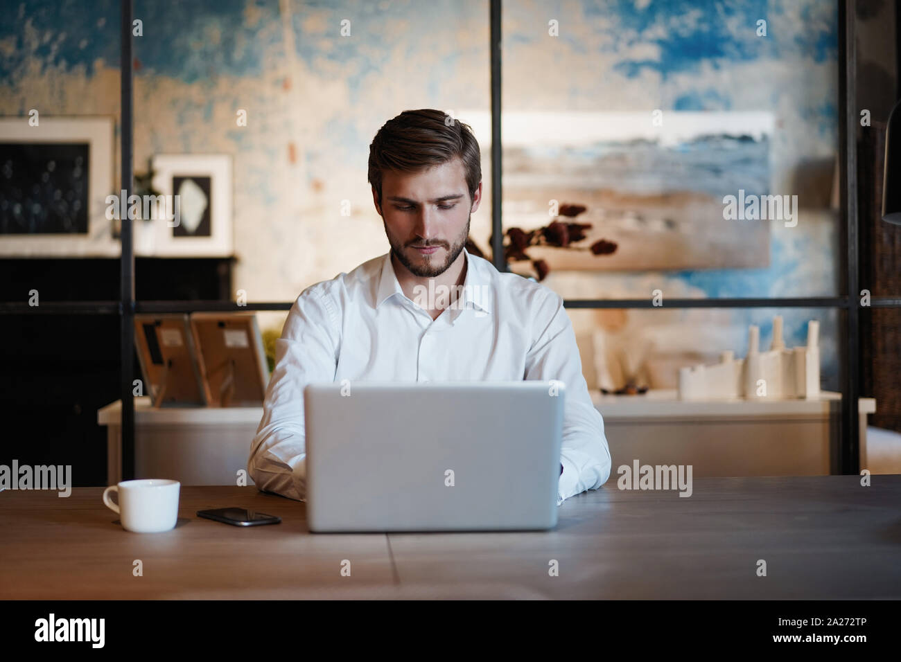 Handsome businessman working with laptop in office Banque D'Images