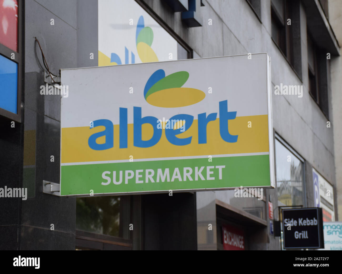 Logo du supermarché 'Albert' sur une vitrine dans le centre de Prague. Albert est une division du groupe Delhaize Ahold. Banque D'Images