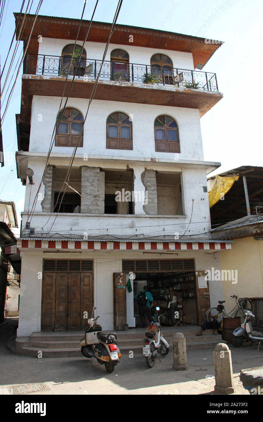 Immeuble avec épicerie sous lui, Stone Town, Zanzibar, Tanzanie, l'île d'Unguja. Banque D'Images