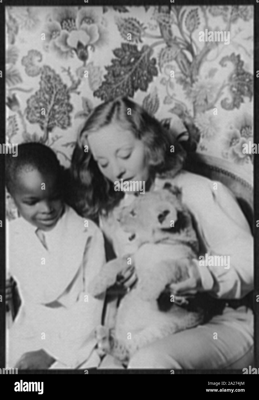 Portrait de Tallulah Bankhead, Julius et Perkins, Jr., avec lion cub Winston Churchill Banque D'Images