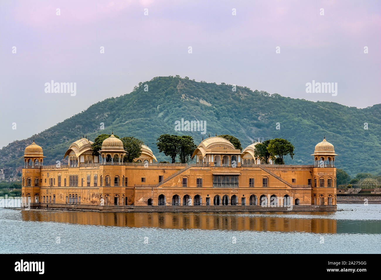 L'eau d'or Jal Mahal Palace au milieu de Man Sagar Lake, Jaipur, Inde Banque D'Images