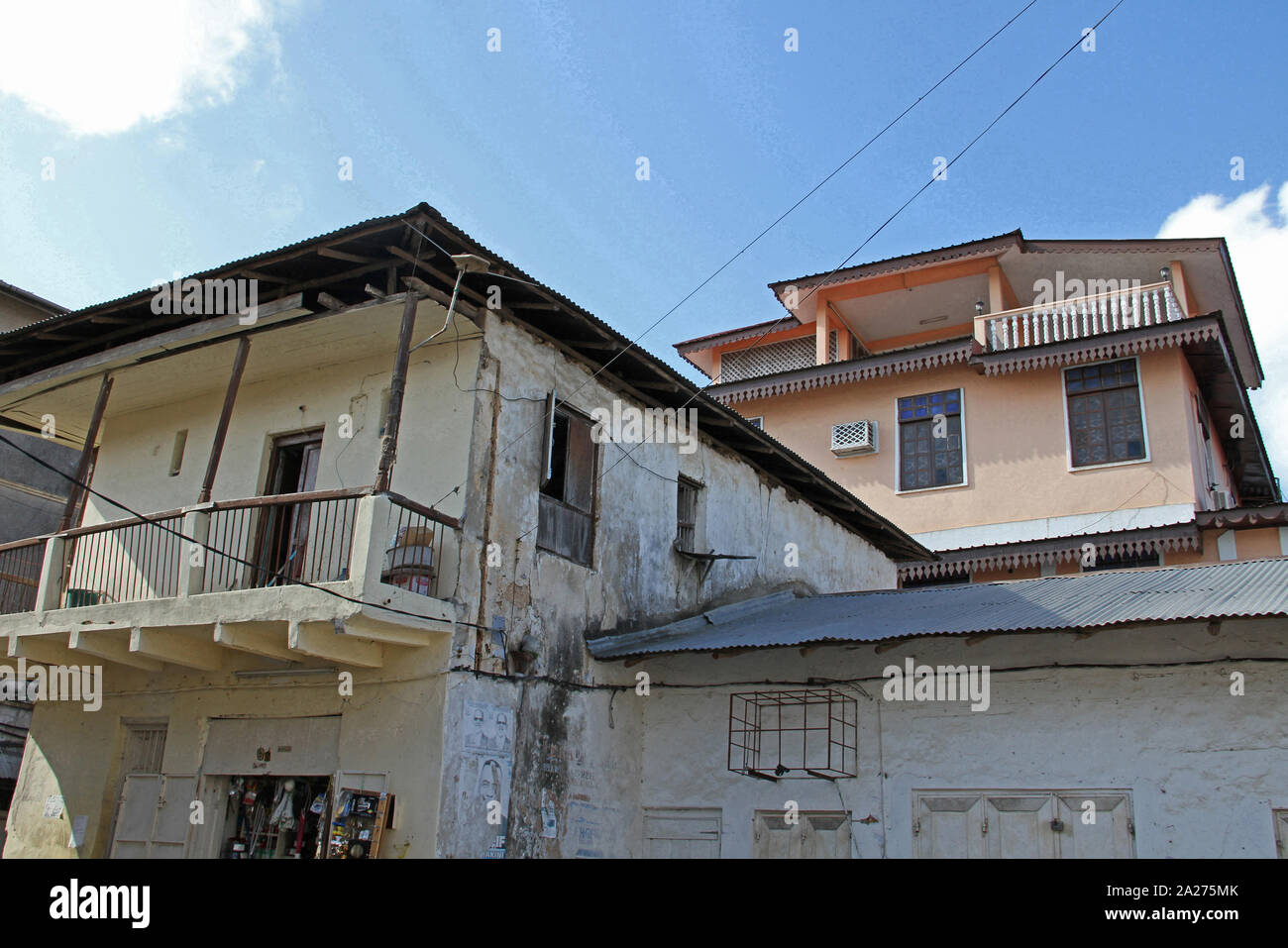 Immeuble à appartements boutique ci-dessous, Stone Town, Zanzibar, Tanzanie, l'île d'Unguja. Banque D'Images