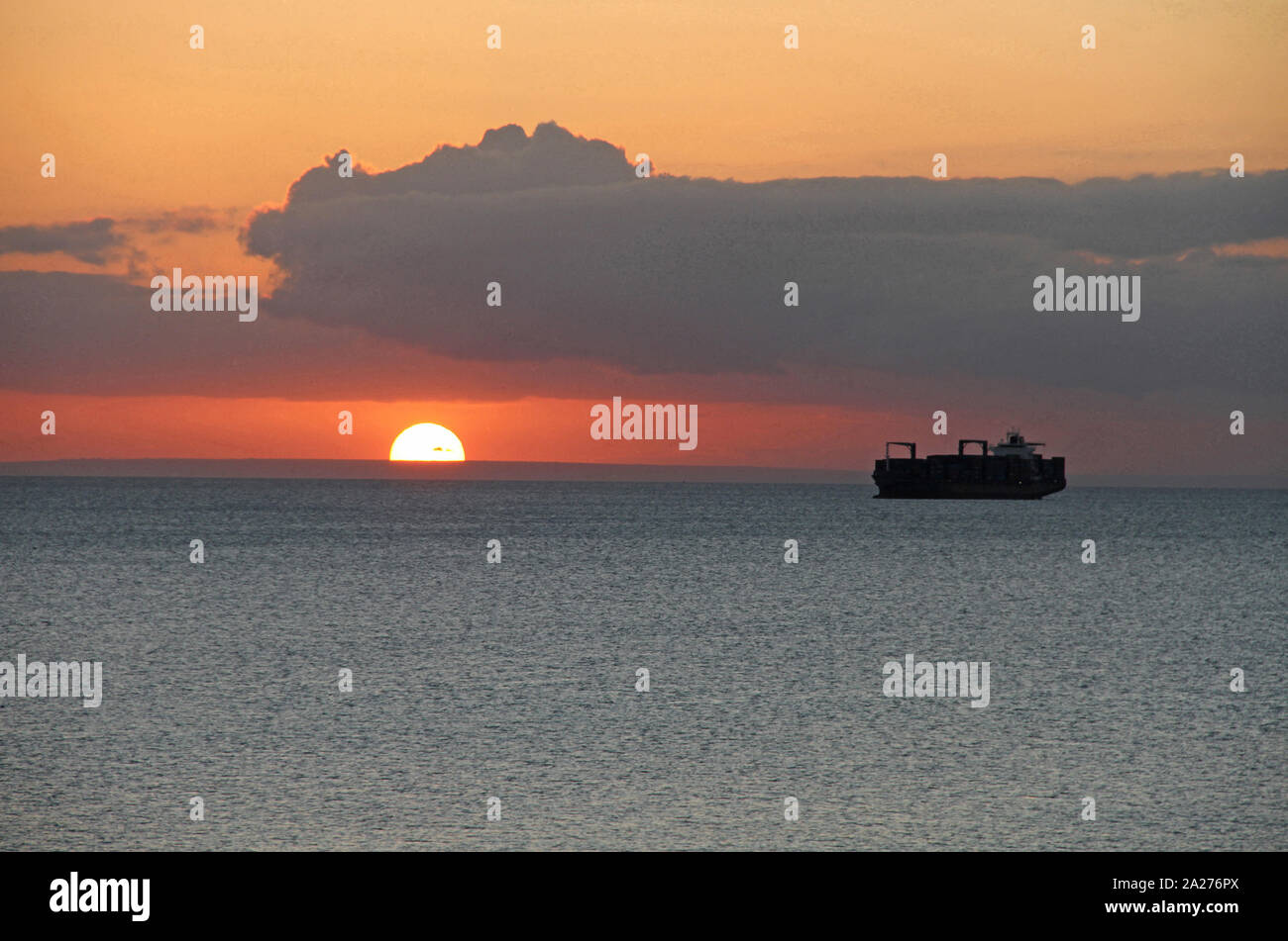 Chalutier de pêche et le coucher du soleil avec les nuages de l'horizon au large de la côte de Zanzibar, l'île de Unguja, Tanzanie. Banque D'Images