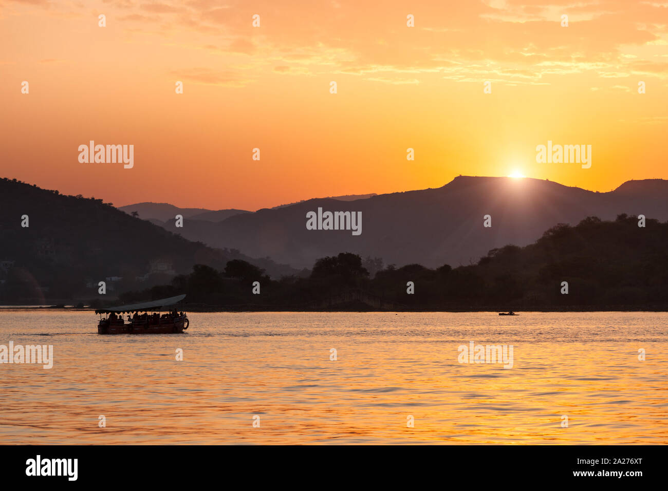 En bateau sur le lac Pichola au coucher du soleil. Udaipur, Rajasthan, Inde Banque D'Images