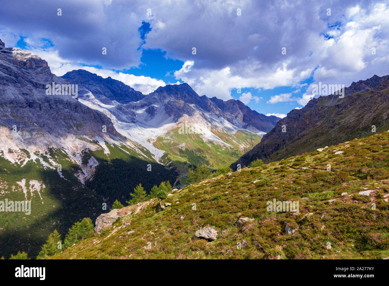 Vue magnifique sur la montagne du district de highland Valfurva dans les Alpes italiennes. Banque D'Images