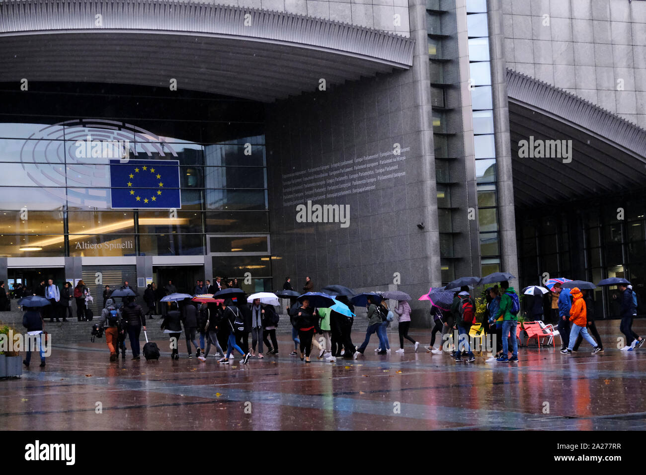 Bruxelles, Belgique. 1 octobre, 2019. Les gens marchent à l'extérieur du Parlement européen durant une forte pluie. Credit : ALEXANDROS MICHAILIDIS/Alamy Live News Crédit : ALEXANDROS MICHAILIDIS/Alamy Live News Banque D'Images