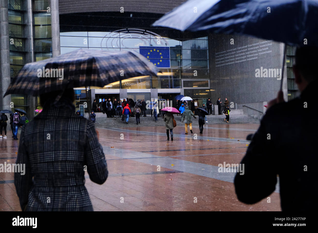 Bruxelles, Belgique. 1er octobre 2019. Les gens marchent à l'extérieur du Parlement européen durant une forte pluie. Credit : ALEXANDROS MICHAILIDIS/Alamy Live News Banque D'Images